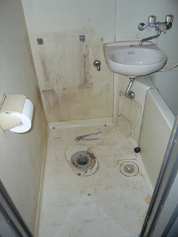 ユニットバスのトイレを外した所 ユニットバスのトイレを外した所